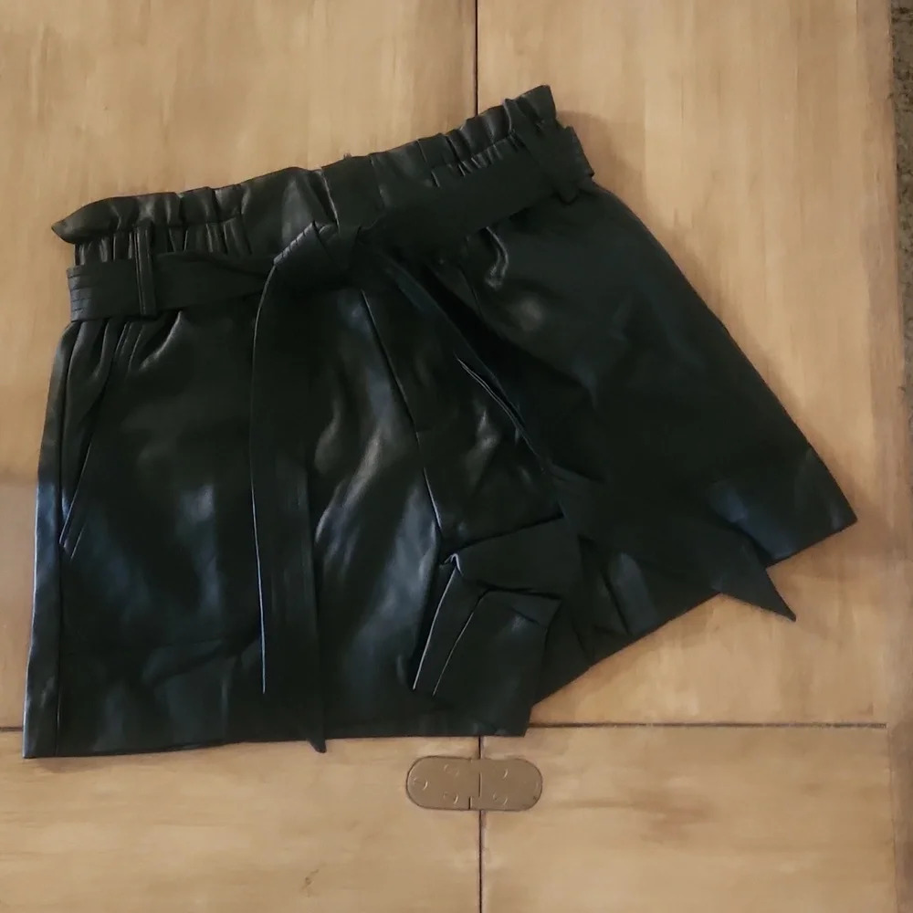 Blank NYC Vegan Leather Paper Bag Shorts Black 26 - Picture 2 of 4